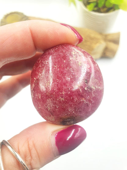 Rhodonite Palm Stone - Emotional Healing & Heart Chakra Crystal - 65g