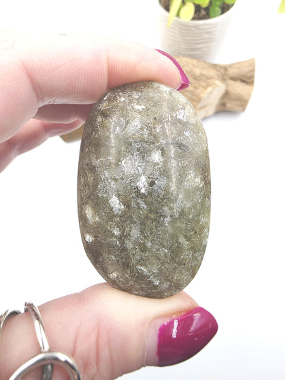 Golden Mica (Muscovite) Palm Stone – Confidence, Clarity & Emotional Strength Healing Crystal, 60g