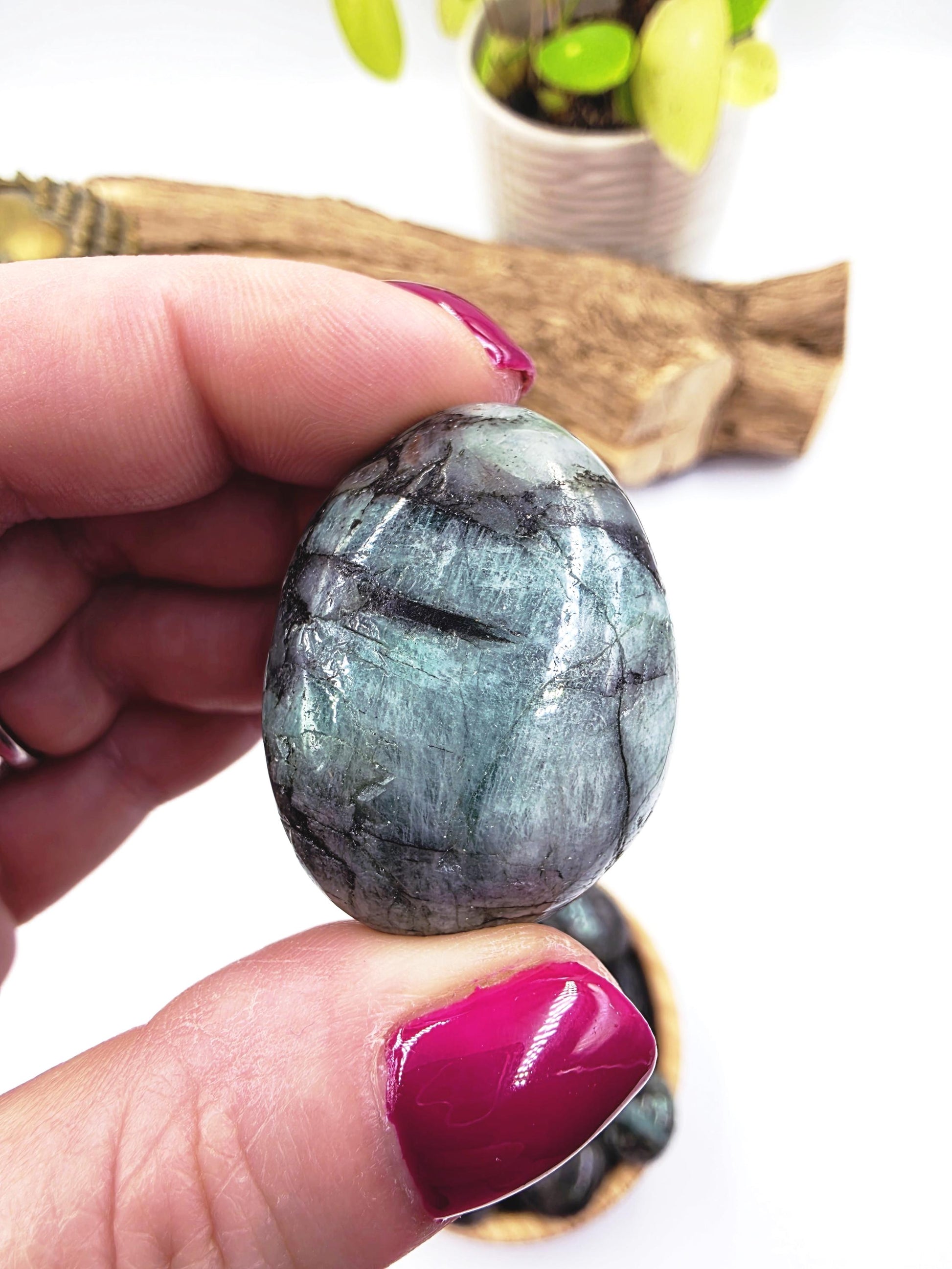 Emerald Tumble Stone – Love, Abundance & Heart Healing Crystal