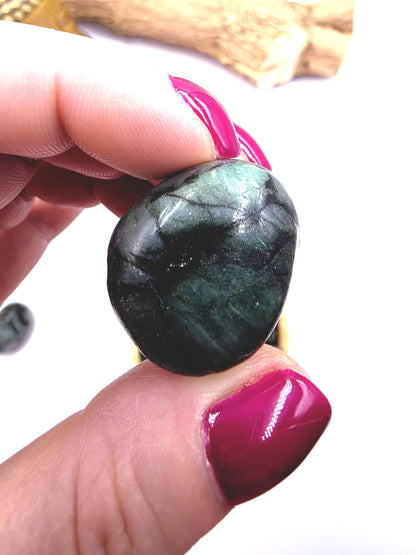 Emerald Tumble Stone – Love, Abundance & Heart Healing Crystal