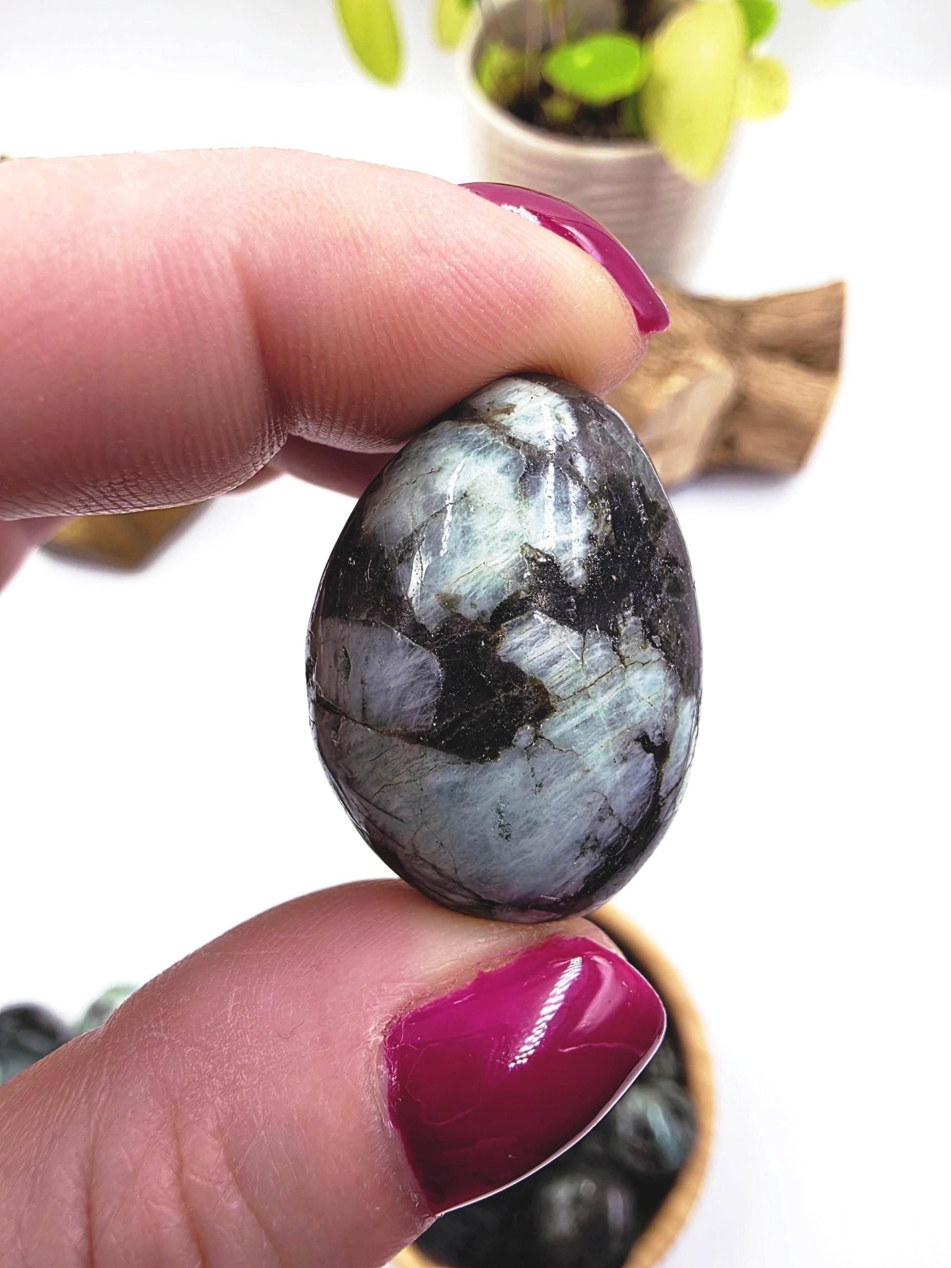 Emerald Tumble Stone – Love, Abundance & Heart Healing Crystal