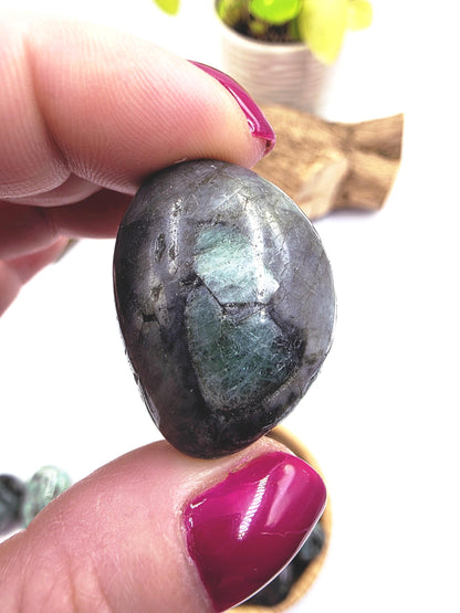 Emerald Tumble Stone – Love, Abundance & Heart Healing Crystal