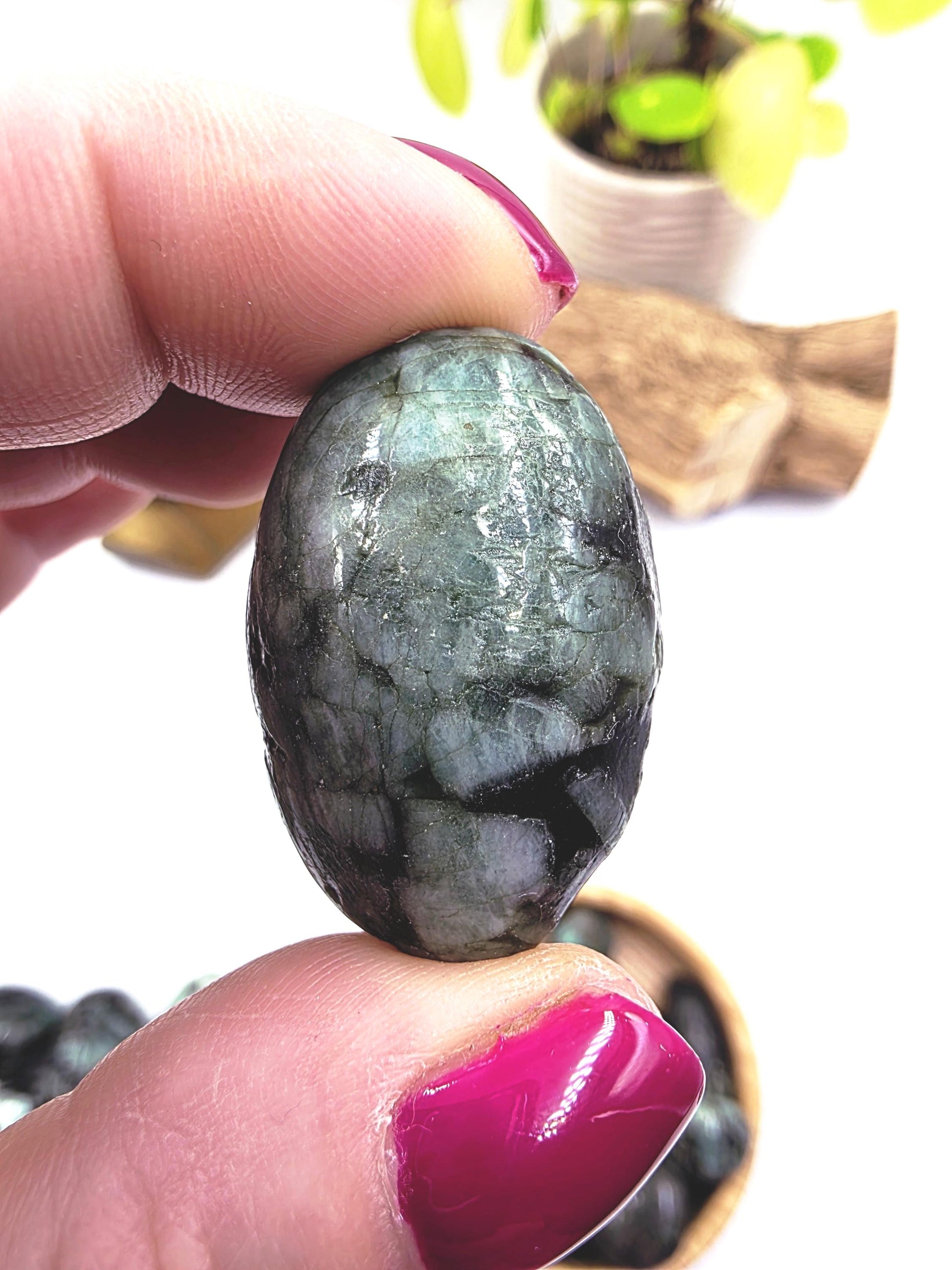 Emerald Tumble Stone – Love, Abundance & Heart Healing Crystal