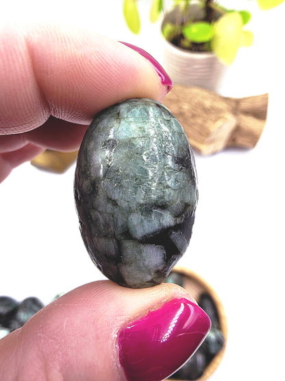 Emerald Tumble Stone – Love, Abundance & Heart Healing Crystal