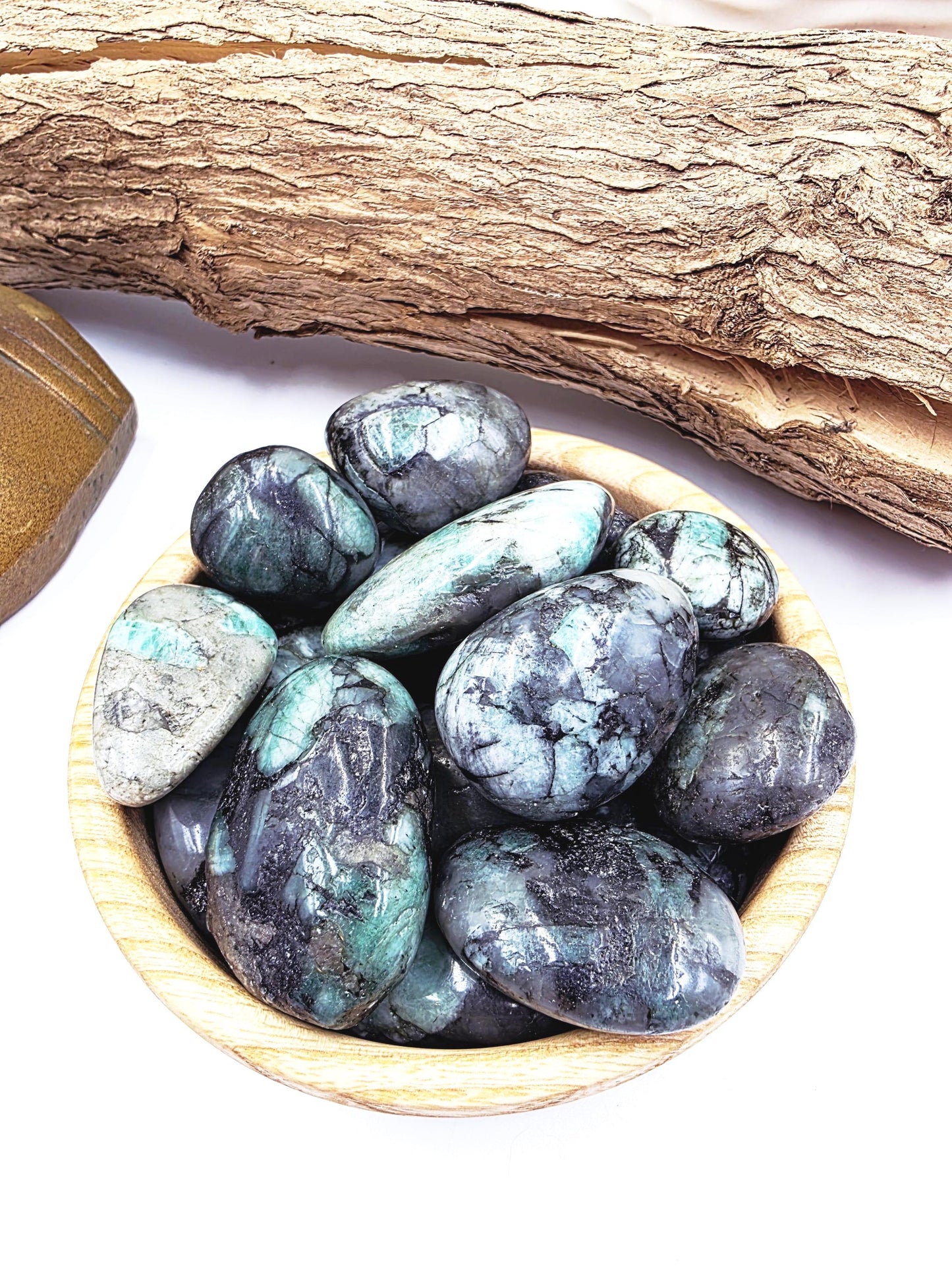 Emerald Tumble Stone – Love, Abundance & Heart Healing Crystal