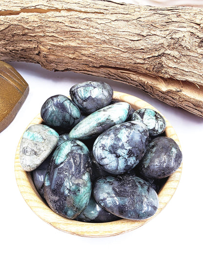 Emerald Tumble Stone – Love, Abundance & Heart Healing Crystal