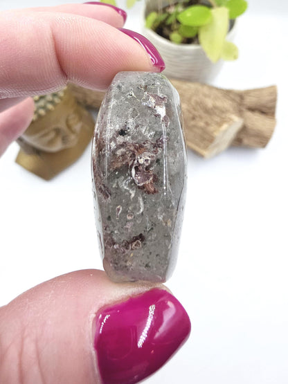 Garden Quartz (Lodolite) Palm Stone – Manifestation, Clarity & Inner Journey Healing Crystal, 50g