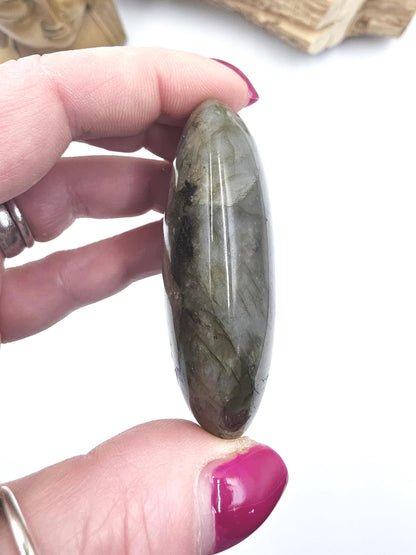 Labradorite Palm Stone – Protection, Intuition & Transformation Crystal, 85g