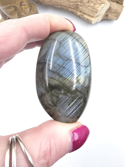 Labradorite Palm Stone – Protection, Intuition & Transformation Crystal, 85g