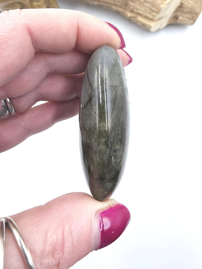 Labradorite Palm Stone – Protection, Intuition & Transformation Crystal, 85g