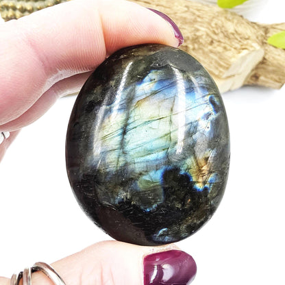 Flashy Labradorite Palm Stone – Protection, Intuition & Transformation Crystal, 100g