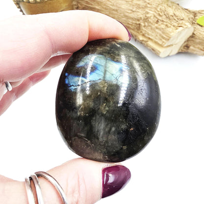 Flashy Labradorite Palm Stone – Protection, Intuition & Transformation Crystal, 100g