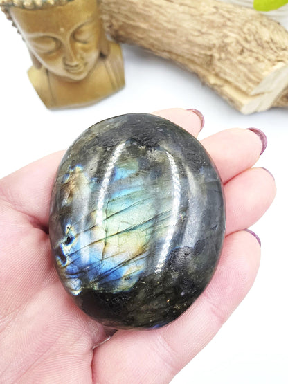 Flashy Labradorite Palm Stone – Protection, Intuition & Transformation Crystal, 100g