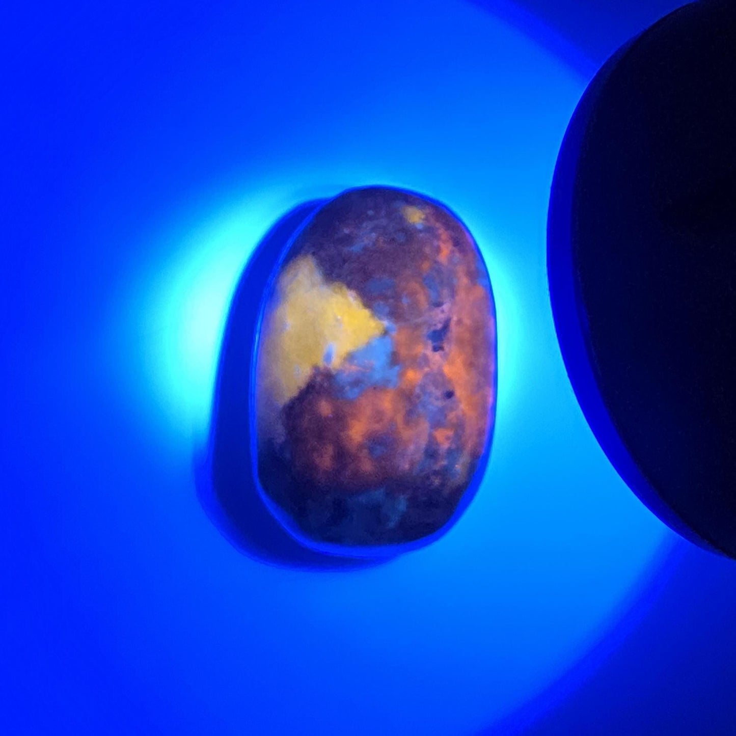 Hackmanite Palm Stone (UV Reactive) – Transformation, Calm & Colour-Changing Energy Crystal, 55g