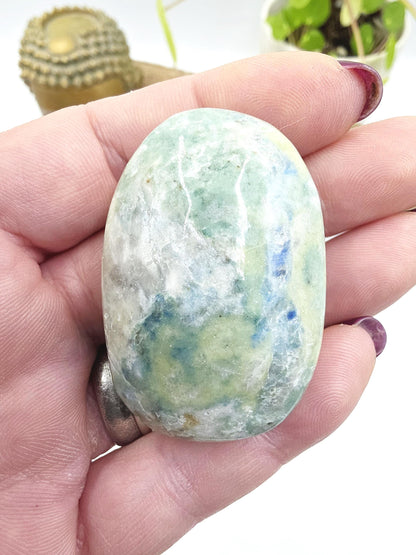 Hackmanite Palm Stone (UV Reactive) – Transformation, Calm & Colour-Changing Energy Crystal, 55g