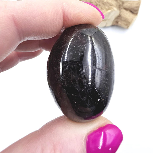 Garnet Palm Stone - Passion, Strength & Grounding Crystal, 70g
