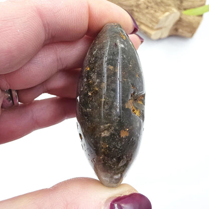Garden Quartz (Lodolite) Palm Stone – Manifestation, Clarity & Inner Journey Healing Crystal, 50g