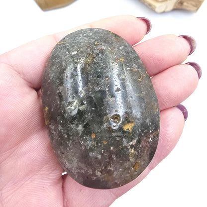 Garden Quartz (Lodolite) Palm Stone – Manifestation, Clarity & Inner Journey Healing Crystal, 50g