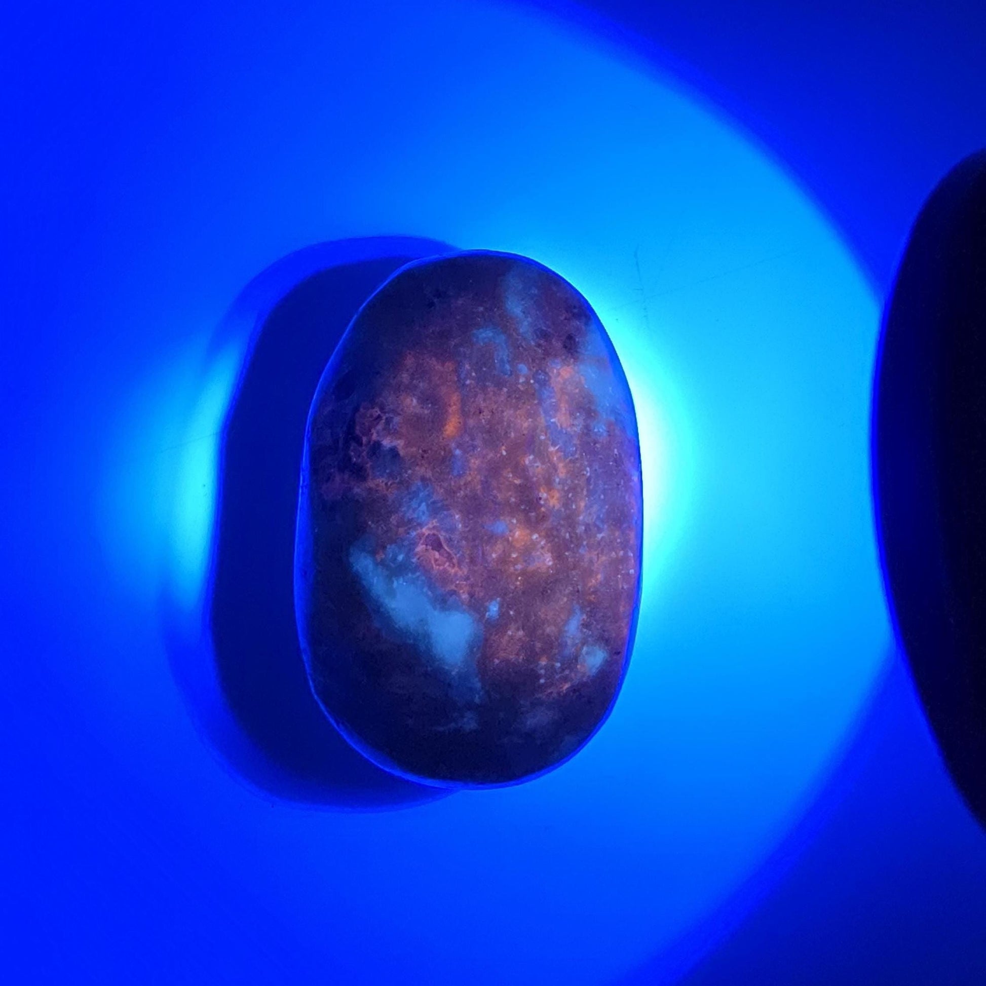 Hackmanite Palm Stone (UV Reactive) – Transformation, Calm & Colour-Changing Energy Crystal, 55g