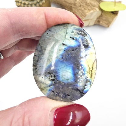 Little High Grade Labradorite Palm Stone – Protection, Intuition & Transformation Crystal, 40g
