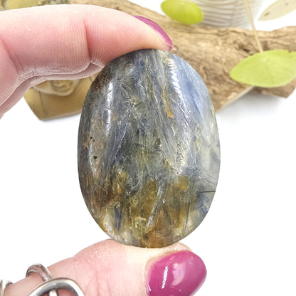 Kyanite Palm Stone – Energy Alignment, Calm & Throat Chakra Crystal, 45g