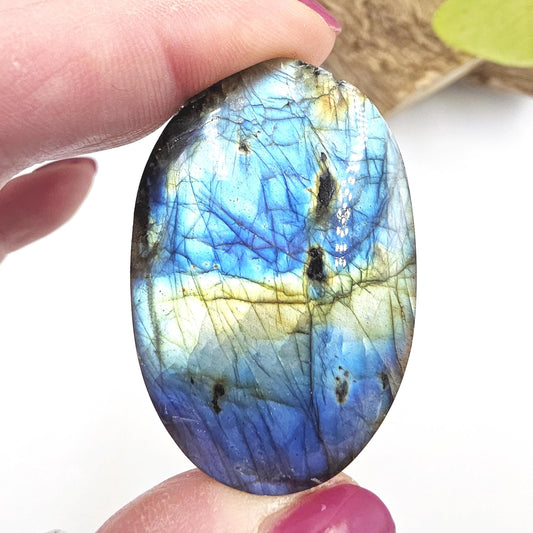 Little High Grade Labradorite Palm Stone – Protection, Intuition & Transformation Crystal, 40g