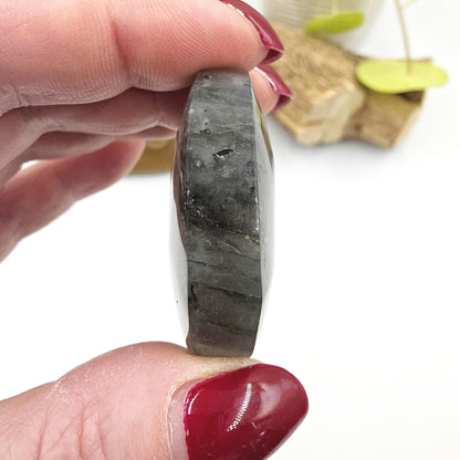 Little High Grade Labradorite Palm Stone – Protection, Intuition & Transformation Crystal, 40g