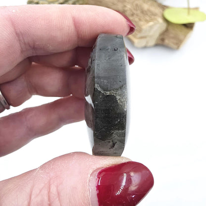 Little High Grade Labradorite Palm Stone – Protection, Intuition & Transformation Crystal, 40g
