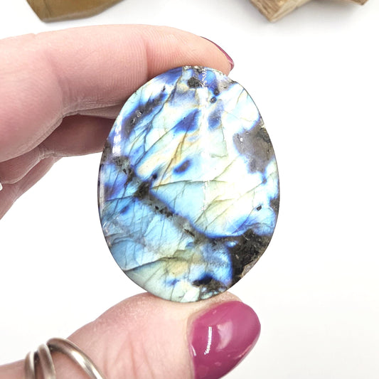 Full Flash Labradorite Palm Stone – Protection, Intuition & Transformation Crystal, 45g