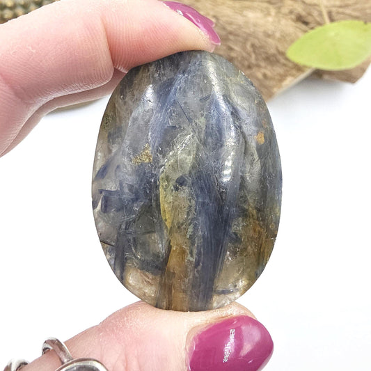 Kyanite Palm Stone – Energy Alignment, Calm & Throat Chakra Crystal, 45g