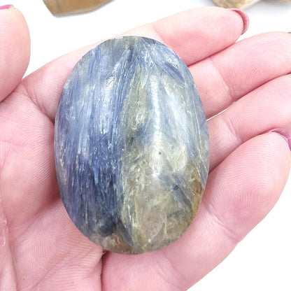 Kyanite Palm Stone – Energy Alignment, Calm & Throat Chakra Crystal, 70g