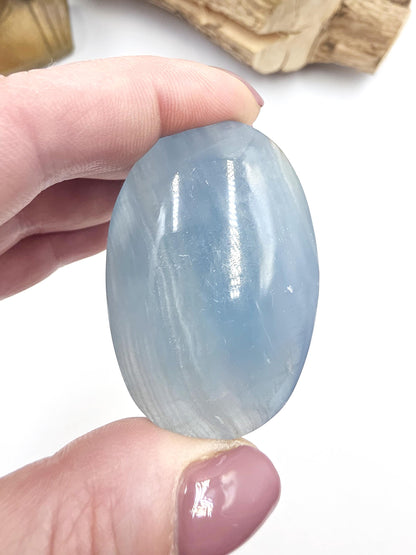 Blue Onyx Palm Stone – Calm, Strength & Throat Chakra Energy Crystal, 45g