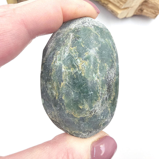 Fuchsite Palm Stone – Heart Healing, Emotional Support & Gentle Calming Crystal, 90g