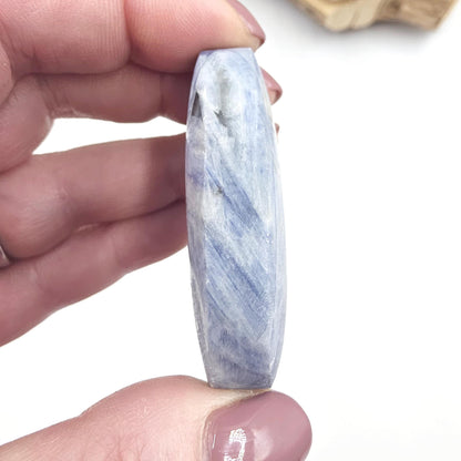 Kyanite Palm Stone – Energy Alignment, Calm & Throat Chakra Crystal, 65g