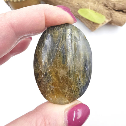 Kyanite Palm Stone – Energy Alignment, Calm & Throat Chakra Crystal, 70g
