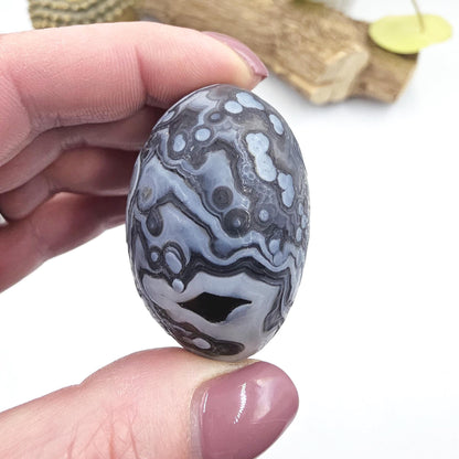 Wind Cut Agate Palm Stone – Grounding, Balance & Stabilising Crystal, 85g