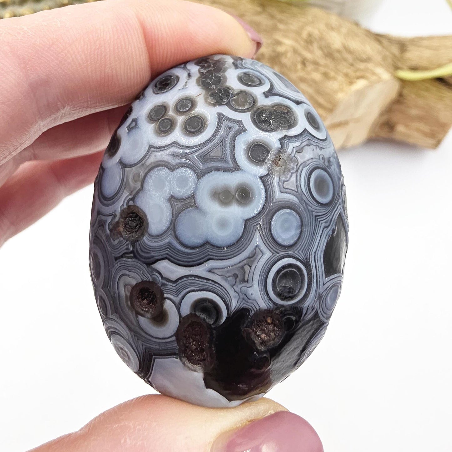 Wind Cut Agate Palm Stone – Grounding, Balance & Stabilising Crystal, 85g