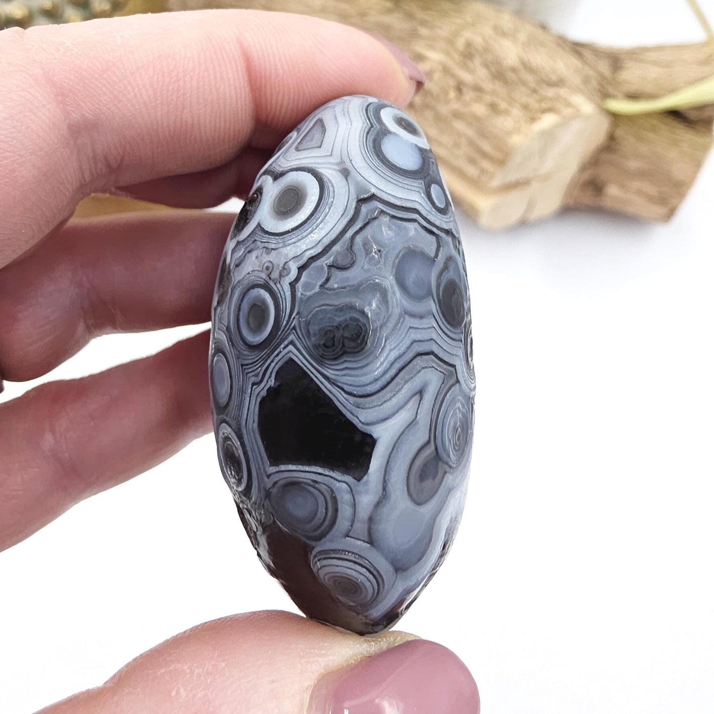 Wind Cut Agate Palm Stone – Grounding, Balance & Stabilising Crystal, 85g