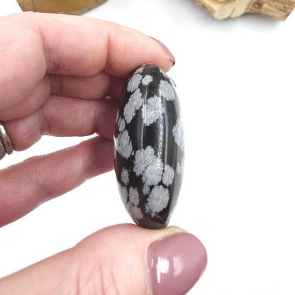 Little Snowflake Obsidian Palm Stone – Grounding, Protection & Emotional Balance Crystal, 40g