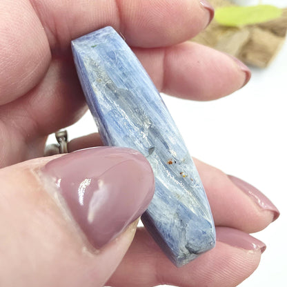 Kyanite Palm Stone – Energy Alignment, Calm & Throat Chakra Crystal, 65g