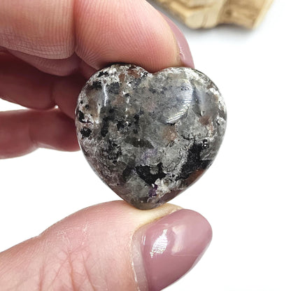 Yooperlite (UV Reactive) Crystal Heart – Transformation, Calm & Spiritual Awareness Crystal, 30mm