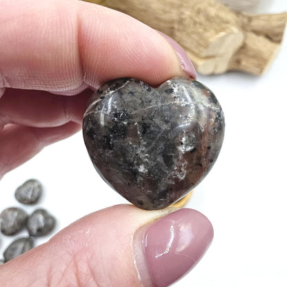 Yooperlite (UV Reactive) Crystal Heart – Transformation, Calm & Spiritual Awareness Crystal, 30mm