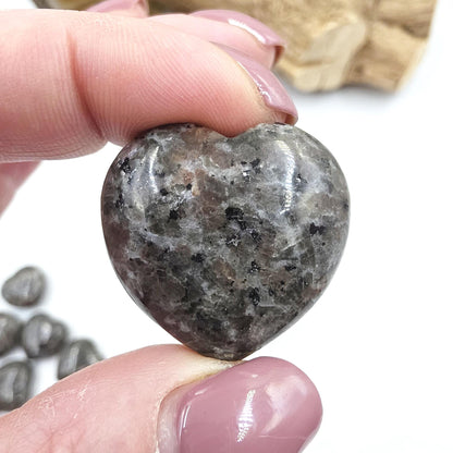 Yooperlite (UV Reactive) Crystal Heart – Transformation, Calm & Spiritual Awareness Crystal, 30mm