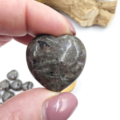 Yooperlite (UV Reactive) Crystal Heart – Transformation, Calm & Spiritual Awareness Crystal, 30mm