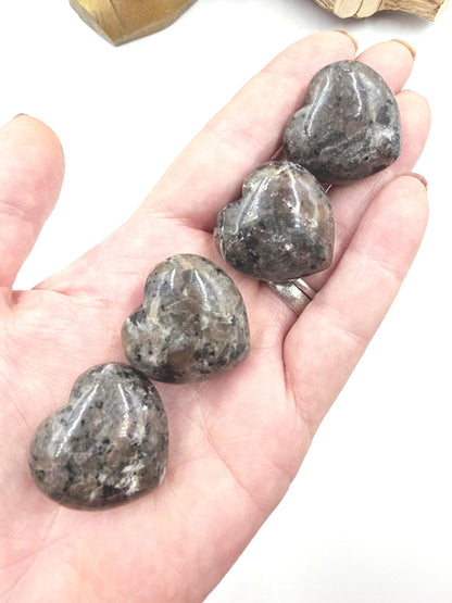 Yooperlite (UV Reactive) Crystal Heart – Transformation, Calm & Spiritual Awareness Crystal, 30mm