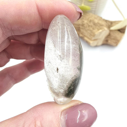 Little Garden Quartz (Lodolite) Palm Stone with rainbows – Manifestation, Clarity & Inner Journey Healing Crystal, 40g