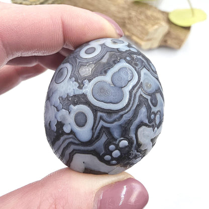 Wind Cut Agate Palm Stone – Grounding, Balance & Stabilising Crystal, 85g
