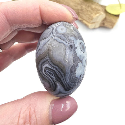Wind Cut Agate Palm Stone – Grounding, Balance & Stabilising Crystal, 85g