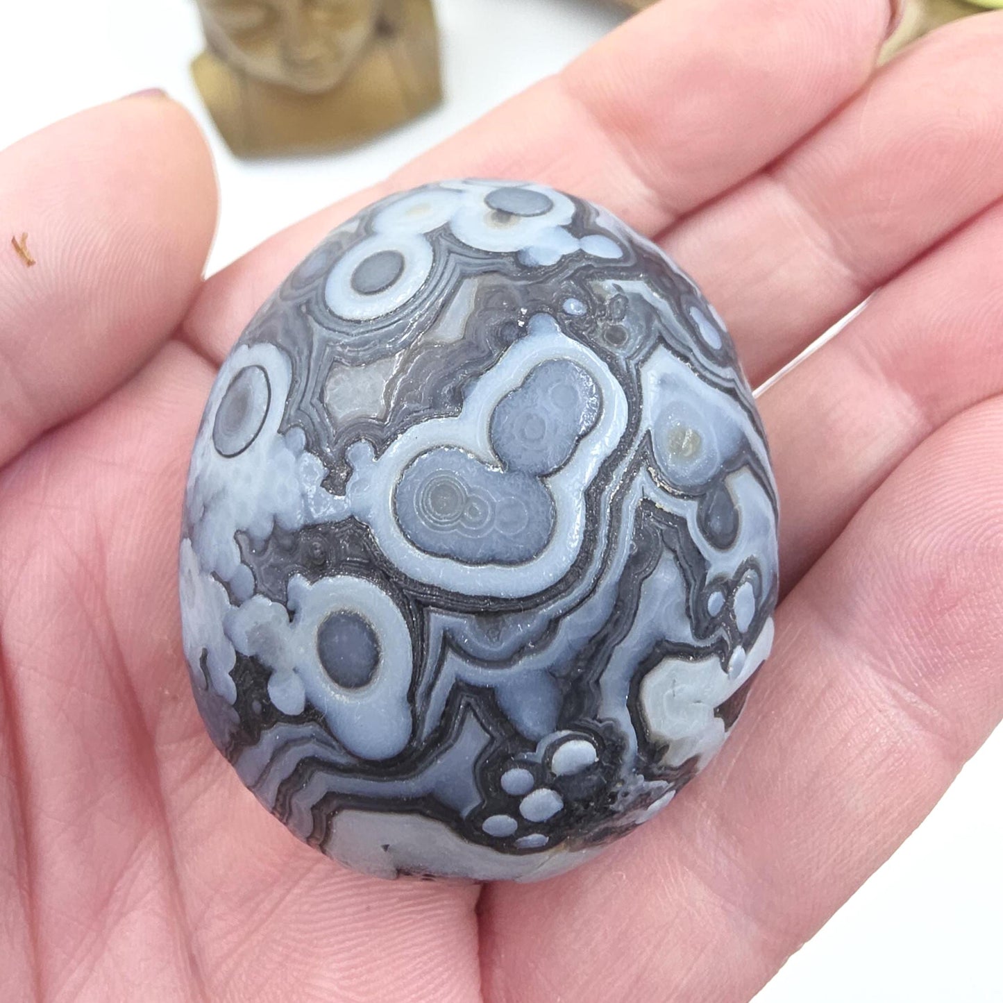 Wind Cut Agate Palm Stone – Grounding, Balance & Stabilising Crystal, 85g