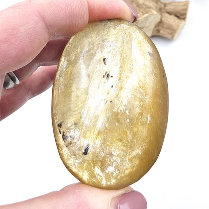 Golden Mica (Muscovite) Palm Stone – Confidence, Clarity & Emotional Strength Healing Crystal, 100g